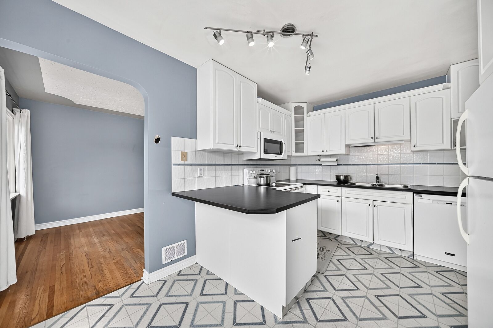 2216 Victoria Crescent Northwest